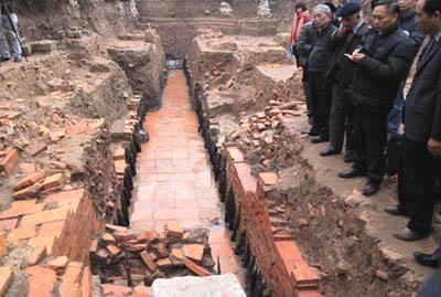 Archaeologists discovered an ancient waterway from the Ly Dynasty era in the central area of the Thang Long Citadel in Hanoi (Photo: Vnexpress)